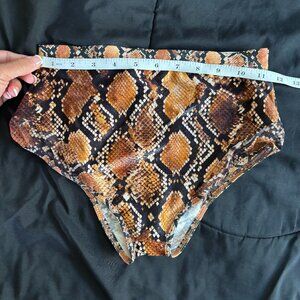 NWOT Rolling Alpha High Waisted Hot Pants - Reptile, Size S